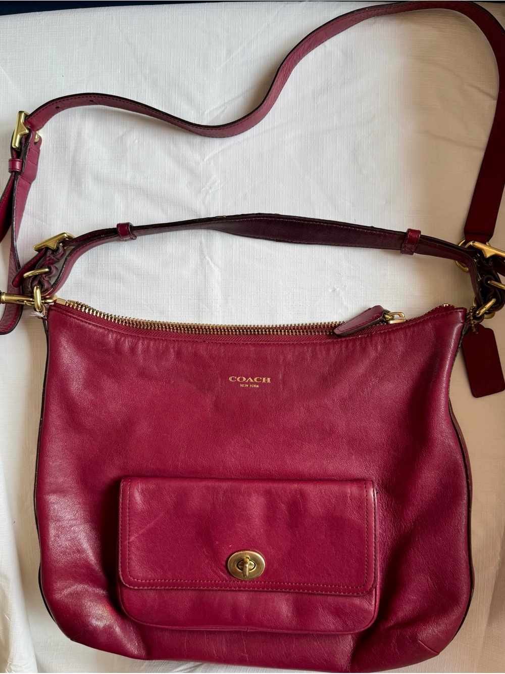 Vtg Coach Red Leather Hobo Shoulder Bag w/Gold Accents #22381